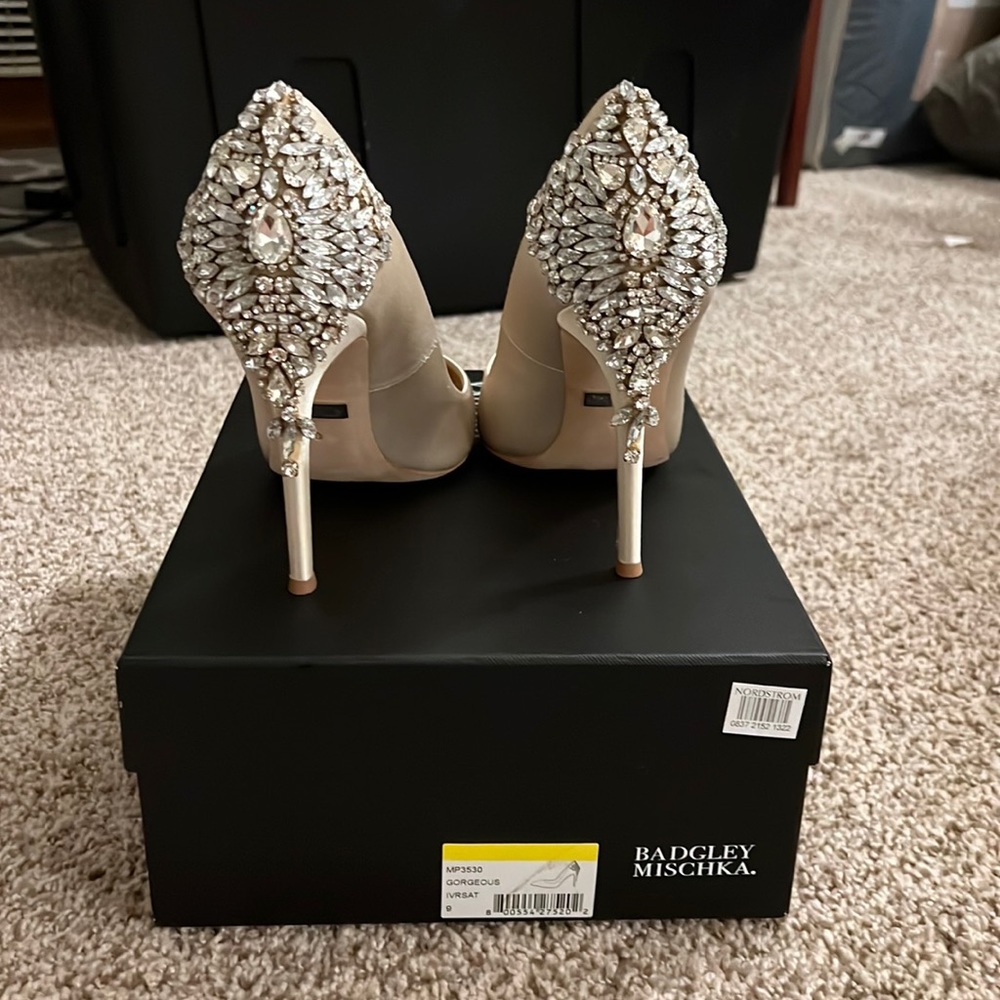 Badgley mischka gorgeous heel